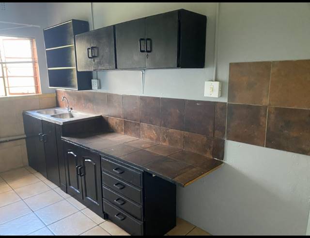 6 BEDROOM HOUSE FOR SALE IN GROOTVALY